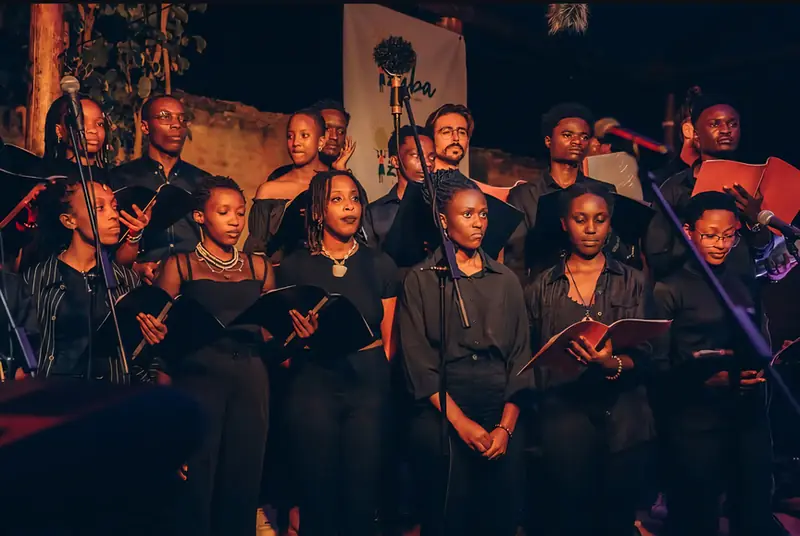Une chorale en tenue noire chante sur scène