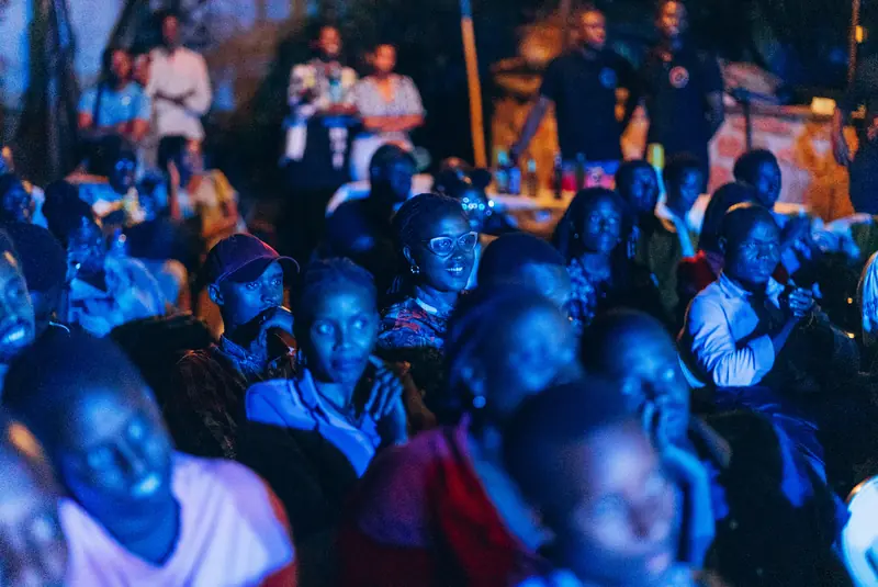 Le public assis face à la scène pendant une soirée d'humour