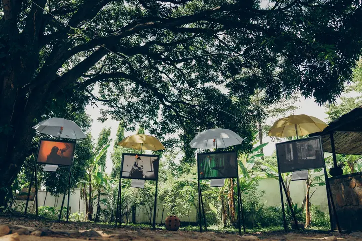 Une exposition en plein air sous des parasols, dans le jardin