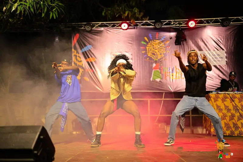 Trois danseurs hip-hop sur la scène du festival
