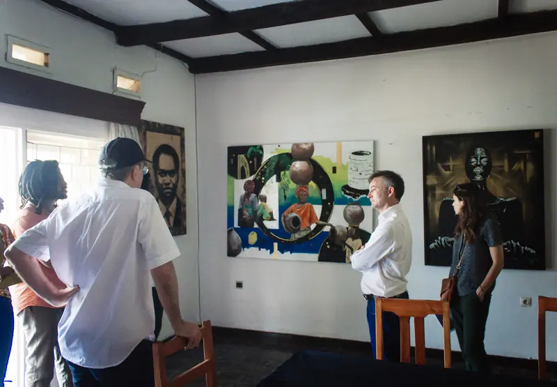La délégation devant les tableaux exposés